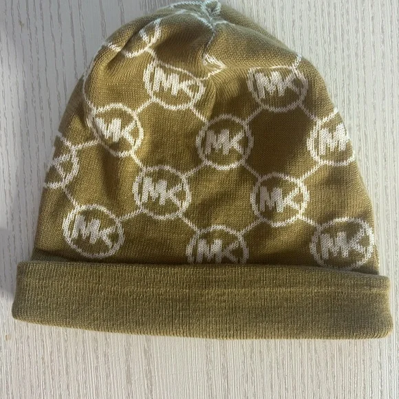 MK Scarf and Cap - Picture 7 of 8